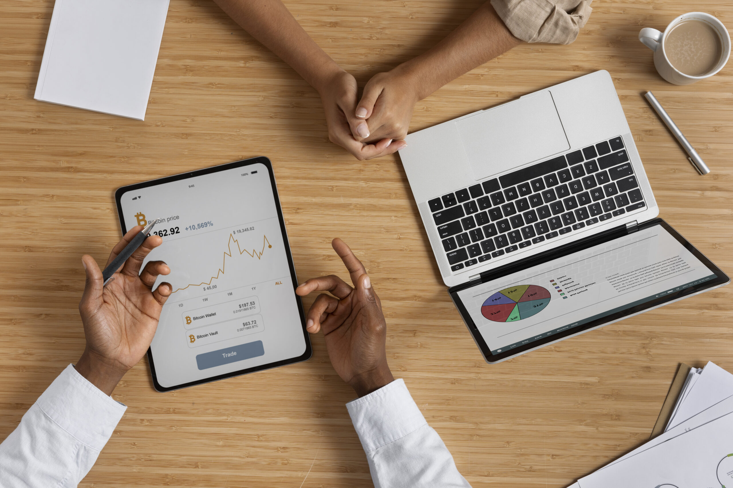 flat-lay-people-working-desk